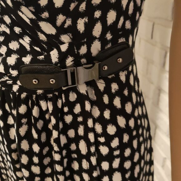 2 / $30.00 -Suzy Shier Cap Sleeve Ladies Size Medium Black & White Pattern Dress - Picture 3 of 7